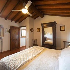 A selection of 2-3 bedroom apartments with shared pool near Florence, Sleeps 4-6